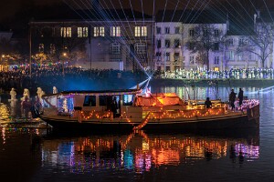 Saint-Nicolas sur l'eau Saint Nicolas est aussi le patron des bateliers. À Nancy, l'animation se fait sur l’eau, à bord d’un bateau lumineux, au...