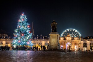 Sapin place Stanislas Dominant la place Stanislas, le sapin des fêtes de Noël est habillé de ses guirlandes et de 120 motifs de style Art...