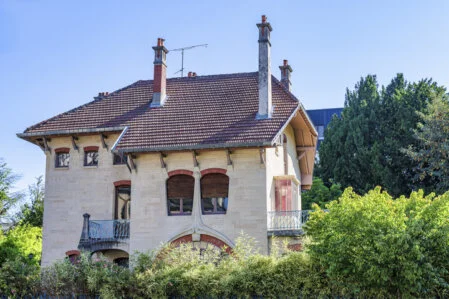 Cette photographie met en lumière une demeure de style Art Nouveau