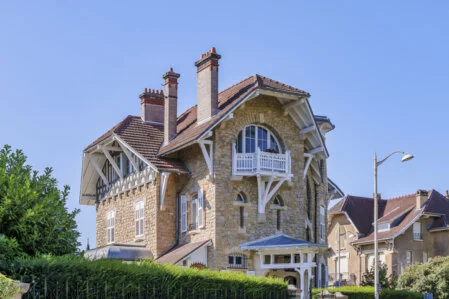 Cette photographie met en lumière une demeure de style Art Nouveau