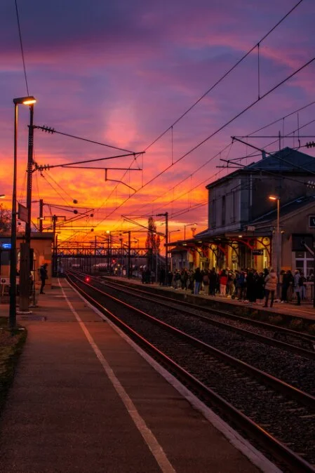 À la gare de Varangéville, l’aube enflamme le ciel d’une palette incandescente